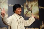 Jackie Chan poserer her ved et pressemøde i Tokyo i forbindelse med et af de utroligt mange andre filmprojekter, han er involveret i. 