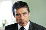 Statsminister Anders Fogh Rasmussen langer ud efter S-formand Helle Thorning-Schmidt. 