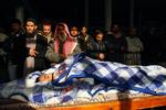 Palæstinensere beder over en afdød til en begravelse af fire mennesker ved Beit Lahiya i den nordlige del af Gazastriben onsdag. 