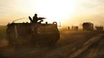 En israelsk kampvogn er på vej mod Gaza. Imens forhandler Egypten en våbenhvile mellem parterne. 