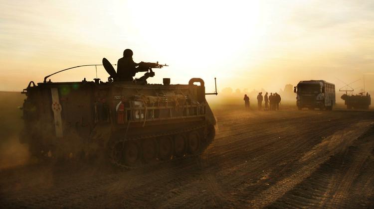 En israelsk kampvogn er på vej mod Gaza. Imens forhandler Egypten en våbenhvile mellem parterne. 