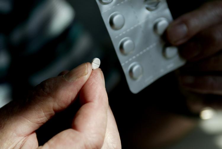 Lægerne er nødt til at prøve sig frem på mennesker, når nye medicin eller anden behandling skal testes. Men mange forsøg sker uden løbende tilsyn. 
