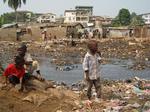 Slumområdet 'Kroo Bay' i Sierra Leones hovedstad Freetown er placeret lige hvor storbyens skrald og kloakudledninger strømmer forbi. Foto: Michael Bech 
