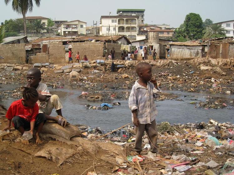 Slumområdet 'Kroo Bay' i Sierra Leones hovedstad Freetown er placeret lige hvor storbyens skrald og kloakudledninger strømmer forbi. Foto: Michael Bech 