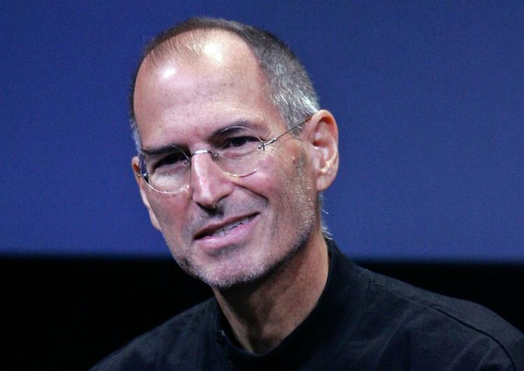 53-årige Steve Jobs tager et halvt års sygeorlov fra jobbet som topchef hos Apple. Hans helbred er værre, end han forventede. 