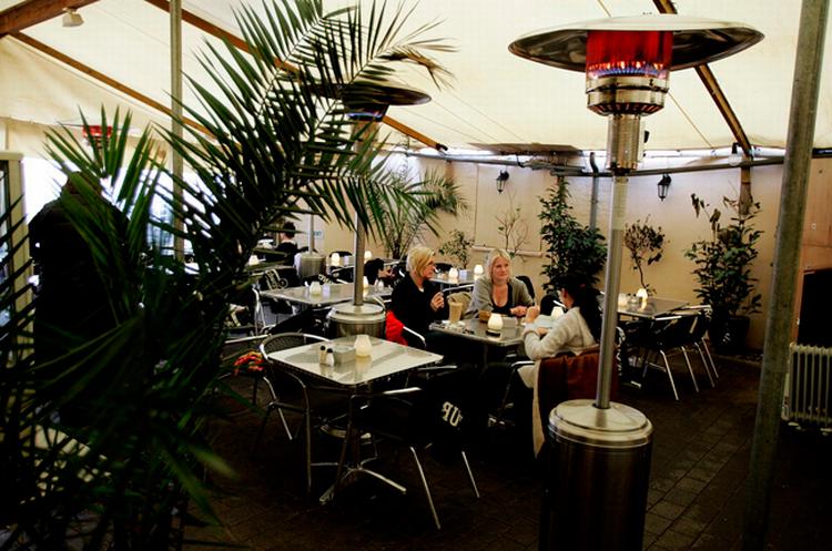 Café Phenix i Valby byder indenfor i et stemningsfuldt gårdmiljø. Med et klædeligt libanesisk twist hæver caféen sig over andre standardcaféer selvom der ikke er så meget hukuspokus over maden. 