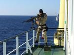 Holland er klar til at slæbe fem pirater for retten. Her ses en hollandsk soldat, der holder vagt på broen af skibet 'Jumbo Javelin' i Adenbugten. 