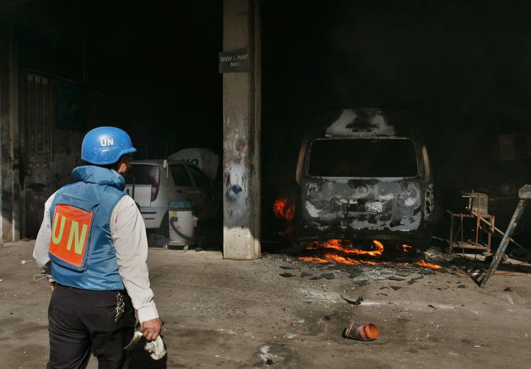 En medarbejder fra FN undersøger skader efter dagens angreb på FN-hovedkvarteret i Gaza. Også  journalister blev ramt under angrebene. 