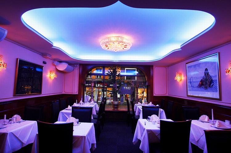 På Tandoori Masala på Nørrebrogade kan man udover at få en blandet madoplevelse beundre et blåt neonlys i en særlig ondartet kulør med en voldsomt insisterende lysstyrke. 