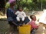 En kvinde fra diamant-områderne i det nordlige Sierra Leone søger skygge for solen med to af sine børn. Foto: Michael Bech 