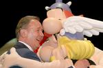 Albert Uderzo omfavner sine seriefigurer ved et pressearrangement i 2004. Uderzo stiller sjældent op til noget i offentligheden og har ikke kommenteret datterens skriverier i Le Monde. 