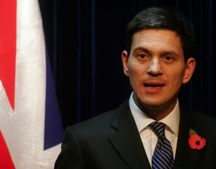 Den britiske udenrigsminister, David Miliband, fortryder krigen mod terror. 