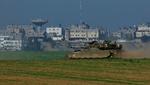 En israelsk tank bevogter grænsen til Gaza. 