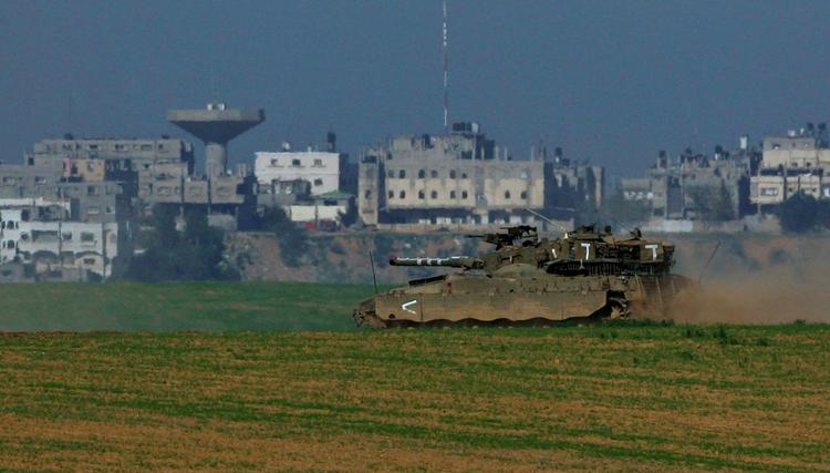 En israelsk tank bevogter grænsen til Gaza. 