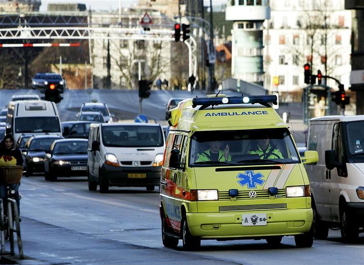 Ambulancefirma undrer sig over nej til løsning på uddannelsesproblemerne for reddere. Arkivfoto af ambulance fra Københavns Brandvæsen. 