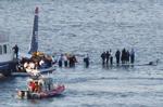 Passagererne reddede sig ud på vingen, hvorfra de blev reddet af de færger, som normalt sejler frem og tilbage over Hudson-floden. 