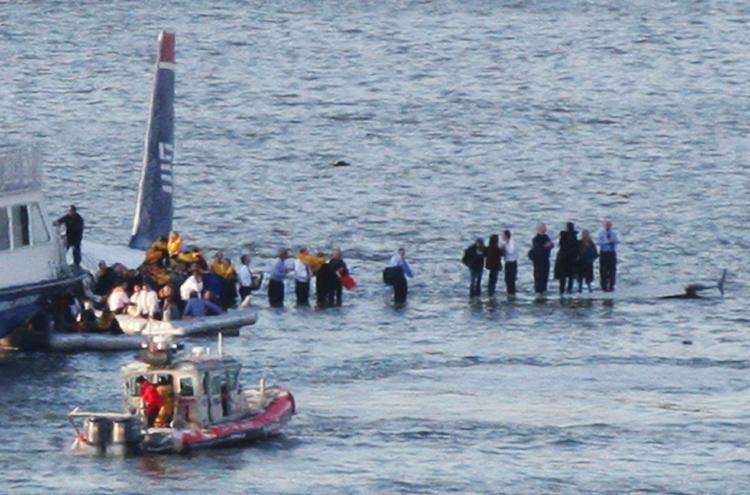 Passagererne reddede sig ud på vingen, hvorfra de blev reddet af de færger, som normalt sejler frem og tilbage over Hudson-floden. 
