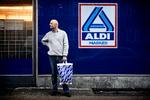 Aldi er en uopdaget perle, mener TV 2’s nye politiske redaktør, Henrik Qvortrup, her foran sin faste Aldi på Frederiksberg. »Aldi gør ikke  meget væsen af sig selv, men dyrker en organiseret form for grimhed«, lyder det fra Qvortrup. En enkelt vare, køber han dog aldrig: »Aldis øl, det  er sgu for kummerligt!«. 