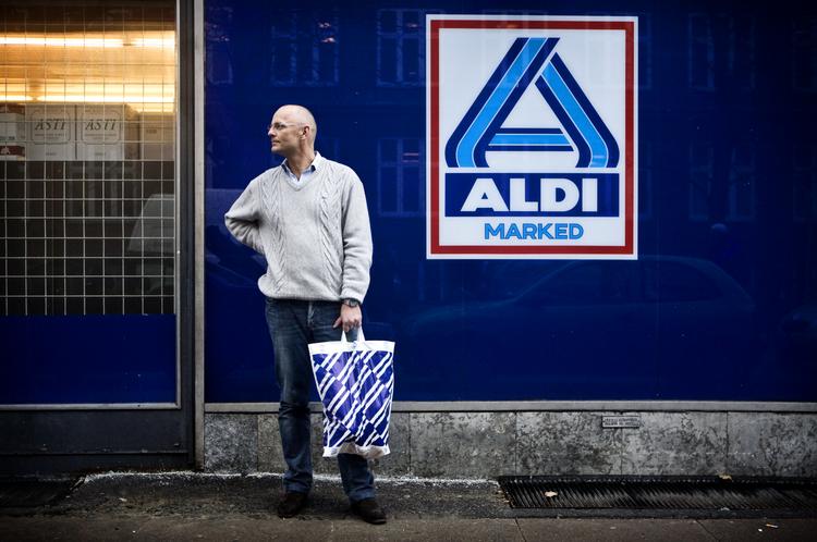 Aldi er en uopdaget perle, mener TV 2’s nye politiske redaktør, Henrik Qvortrup, her foran sin faste Aldi på Frederiksberg. »Aldi gør ikke  meget væsen af sig selv, men dyrker en organiseret form for grimhed«, lyder det fra Qvortrup. En enkelt vare, køber han dog aldrig: »Aldis øl, det  er sgu for kummerligt!«. 