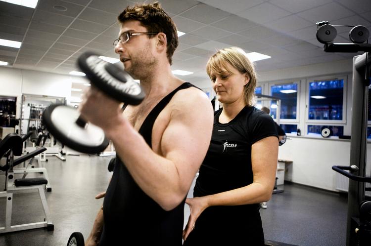 Under alle øvelser bør man have samme naturlige svaj i lænden, som når man står op. Det værste, man kan gøre, er at krumme ryggen, siger Pernille Thomsen. 