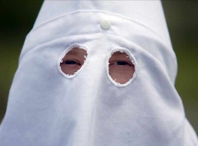 Nettet er fuldt af 'haters', der - ligesom denne Ku Klux Klan-person - gemmer identiteten, når aggressionerne skal ud. 