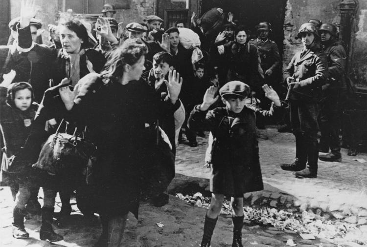 Arkivfoto fra Warshawa, 19. april 1943: AP 