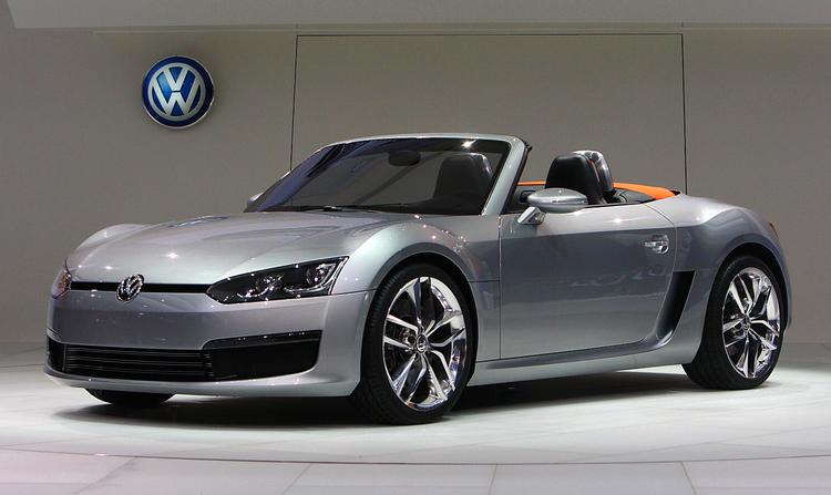 En uvant konstruktion fra VW: en sportsvogn med baghjulstræk og motoren placeret lige bag forsæderne. 