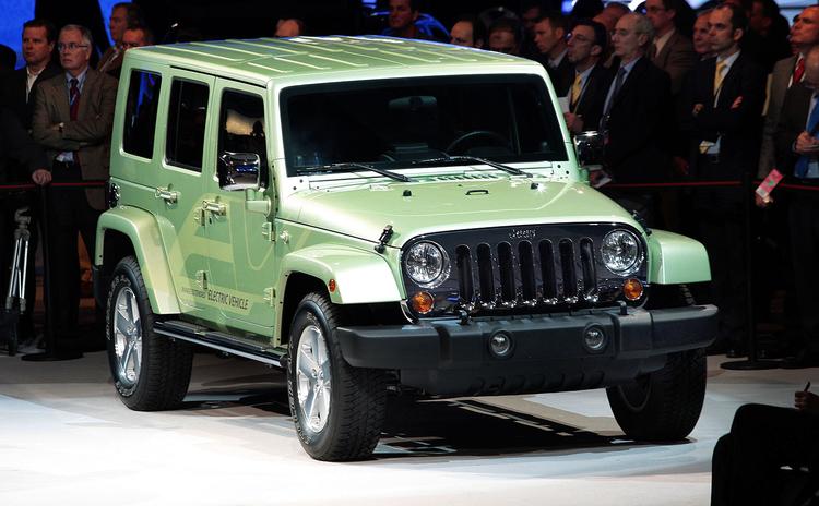 Jeep Wrangler kan kravle ud i terrænet helt stilfærdigt på el. I hvert fald de ca. 40 kilometer, batterierne rækker til. 