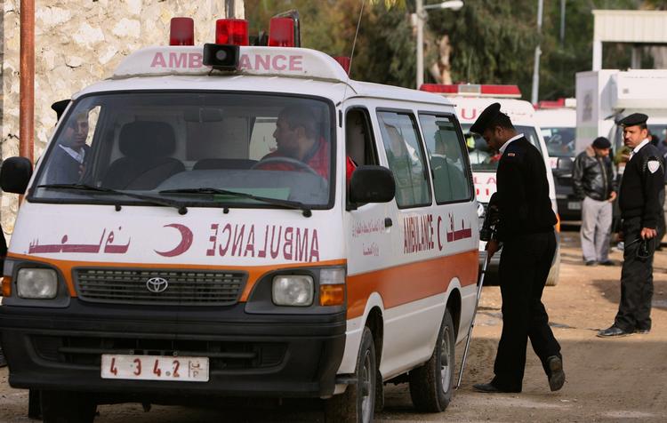 Palæstinensiske ambulancer på vej ind i Egypten med sårede krigsofre. Arkivfoto. 