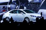 Lexus HS 250 h er fra starten født som hybridbil. Dermed skiller den sig ud fra alle andre i klassen. 