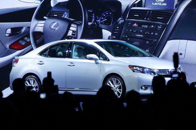 Lexus HS 250 h er fra starten født som hybridbil. Dermed skiller den sig ud fra alle andre i klassen. 