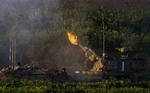 Israels soldater beskyder mål i Gaza. Ifølge Amnesty har soldaterne inde i Gaza brugt civile som levende skjold. 