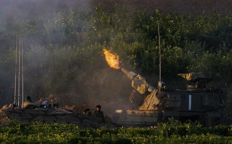 Israels soldater beskyder mål i Gaza. Ifølge Amnesty har soldaterne inde i Gaza brugt civile som levende skjold. 