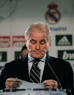 Ramon Calderon, der her ses på en pressekonference fra oktober, ventes at trække sig fra præsidentposten i den spanske fodboldklub, Real Madrid, senere i dag. 