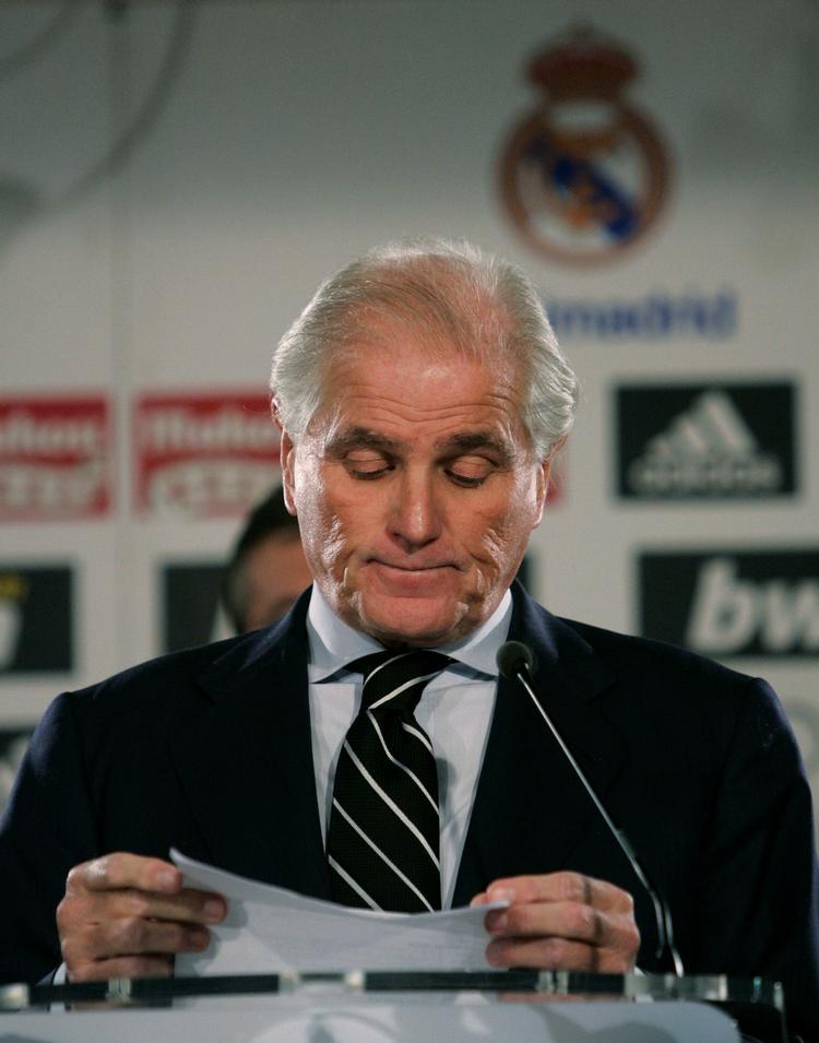 Ramon Calderon, der her ses på en pressekonference fra oktober, ventes at trække sig fra præsidentposten i den spanske fodboldklub, Real Madrid, senere i dag. 