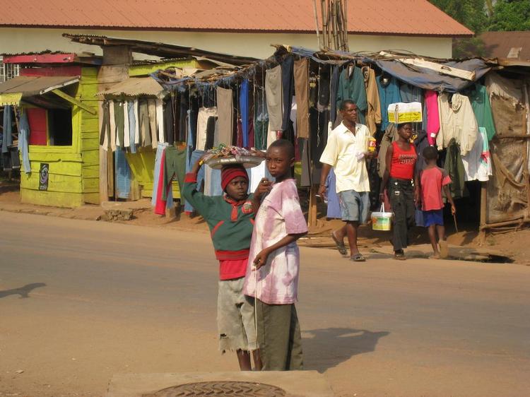 Børnedødeligheden er høj i Sierra Leone, og landbruget er ikke kommet i gang i det fattige land efter 11 års borgerkrig. Men øget småhandel og folkets vilje til forandring giver håb for fremtiden. Foto: Michael Bech 