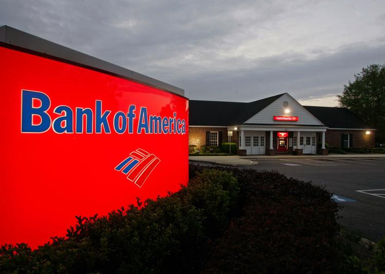 Bank of America varslede i sidste måned, at banken vil afskedige 35.000 af sine over 300.000 medarbejdere. 