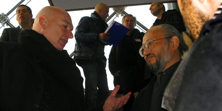 Arkitekt Jean Nouvel viste rundt i DRs Koncerthus på dagen før åbningen. Her mødes arkitekten med manden bag koncerthusets akustik, Yasuhisa Toyota. 
