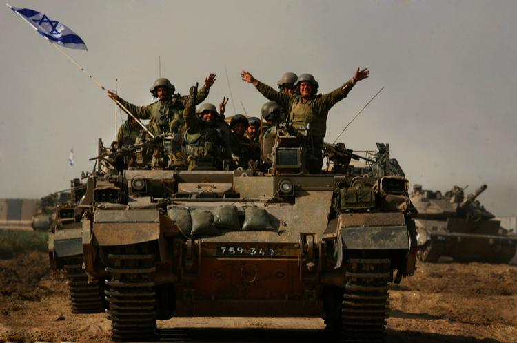Glade israelske soldater vender hjem til Israel efter at have været på mission i Gaza. I dag har krigen mellem Israel og Hamas varet i tre uger. 