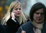 Nu når skaden har mistet sin højtelskede mobiltelefon, pas på - du kan være det næste offer for den tyvagtige fugl. (Arkivfoto) 
