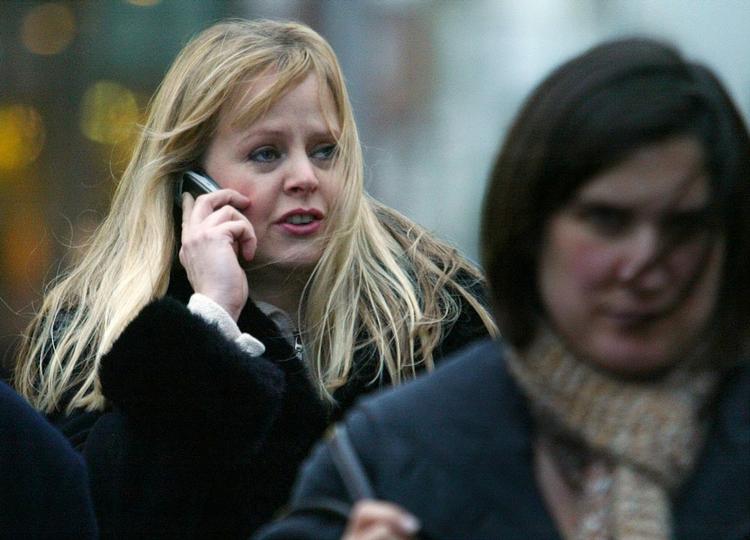 Nu når skaden har mistet sin højtelskede mobiltelefon, pas på - du kan være det næste offer for den tyvagtige fugl. (Arkivfoto) 