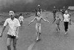 VIETNAM. Fotograf Nick Uts billede er et af de mest kendte fra Vietnam-krigen. Det er taget den 8. juni 1972 nær byen Trang Bang, hvor et fly fra den sydvietnamiske hær ved en fejltagelse kastede napalmbomber. Den 9-årige Kim Phuc har flået sit brændende tøj af, men overlevede angrebet. Associated Press havde på det tidspunkt en billedpolitik, som betød at man ikke viste nøgne børn, men da den daværende chef på APs kontor i Saigon, Horst Faas, så billedet, besluttede han at sende det videre i systemet. På APs New York kontor mente man ikke at de amerikanske aviser ville offentliggøre et billede af en nøgen pige, men Horst Faas insisterede på at det skulle offentliggøres,og billedet vandt i 1973 en Pulitzer-pris. Fotografiet er siden da blevet fremhævet som et af de billeder, som måske var med til at ændre folkeopinionen i USA, og dermed indirekte medvirkende til krigens afslutning. Foto: Nick Ut/AP 
