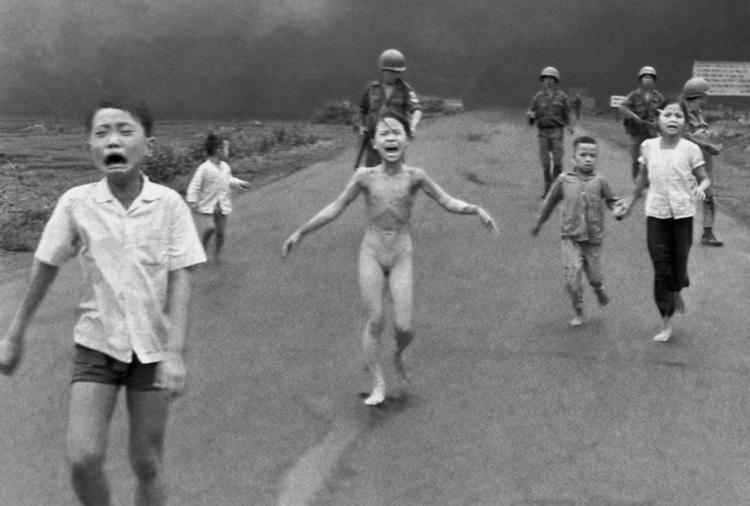 VIETNAM. Fotograf Nick Uts billede er et af de mest kendte fra Vietnam-krigen. Det er taget den 8. juni 1972 nær byen Trang Bang, hvor et fly fra den sydvietnamiske hær ved en fejltagelse kastede napalmbomber. Den 9-årige Kim Phuc har flået sit brændende tøj af, men overlevede angrebet. Associated Press havde på det tidspunkt en billedpolitik, som betød at man ikke viste nøgne børn, men da den daværende chef på APs kontor i Saigon, Horst Faas, så billedet, besluttede han at sende det videre i systemet. På APs New York kontor mente man ikke at de amerikanske aviser ville offentliggøre et billede af en nøgen pige, men Horst Faas insisterede på at det skulle offentliggøres,og billedet vandt i 1973 en Pulitzer-pris. Fotografiet er siden da blevet fremhævet som et af de billeder, som måske var med til at ændre folkeopinionen i USA, og dermed indirekte medvirkende til krigens afslutning. Foto: Nick Ut/AP 