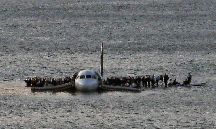 Passagerer venter på det synkende flys vinger. Alle 155 ombordværende overlevede. 