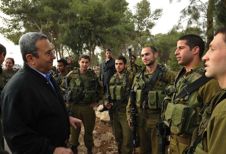 Israels forsvarsminister Ehud Barak taler med israelske soldater. (Arkivfoto) 