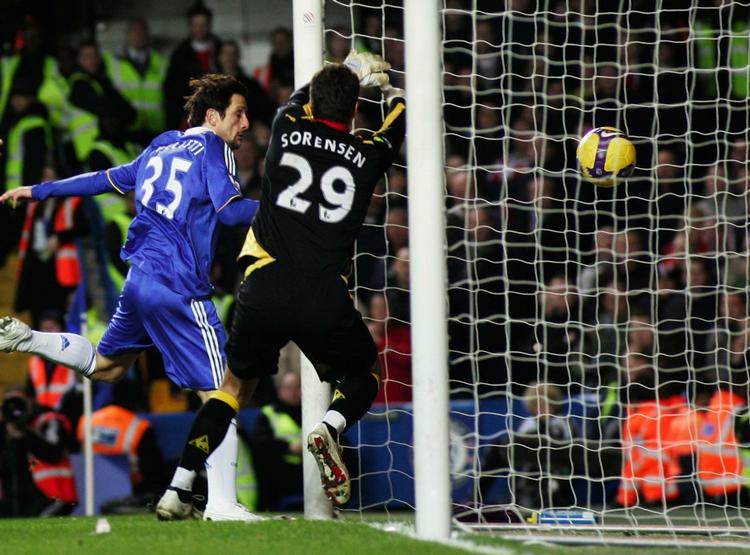 Kampuret viser, at der mangler to minutter, da Chelseas Juliano Belletti scorer på hovedstød for næsen af Thomas Sørensen. 