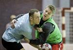 Mads Nielsen i kamp med Jesper Nielsen under træningen. 