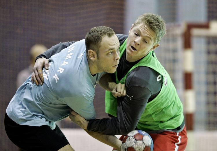 Mads Nielsen i kamp med Jesper Nielsen under træningen. 