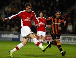 Nicklas Bendtner scorer Arsenals tredje mål. 