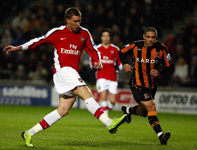 Nicklas Bendtner scorer Arsenals tredje mål. 